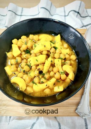 Una foto de Guiso trufado de garbanzos con anillas de calamar