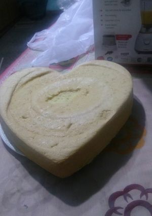 Una foto de Bizcochuelo con forma de corazón