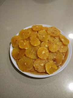 Una foto de Naranjas a la canela sobre crema pastelera