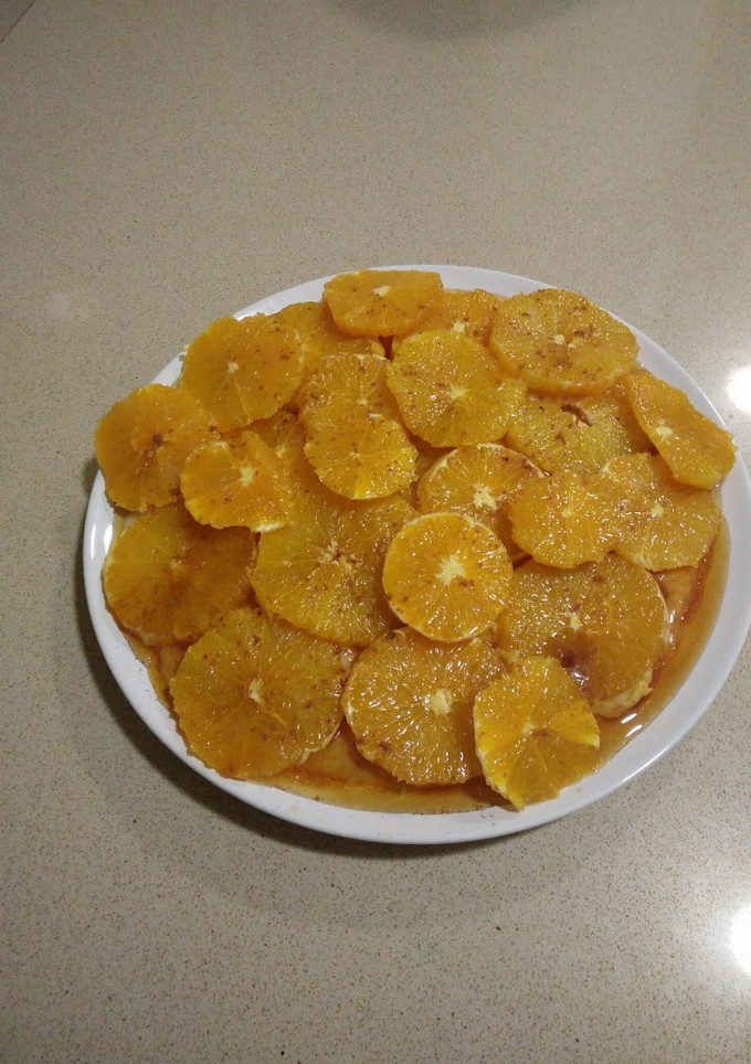 Una foto de Naranjas a la canela sobre crema pastelera