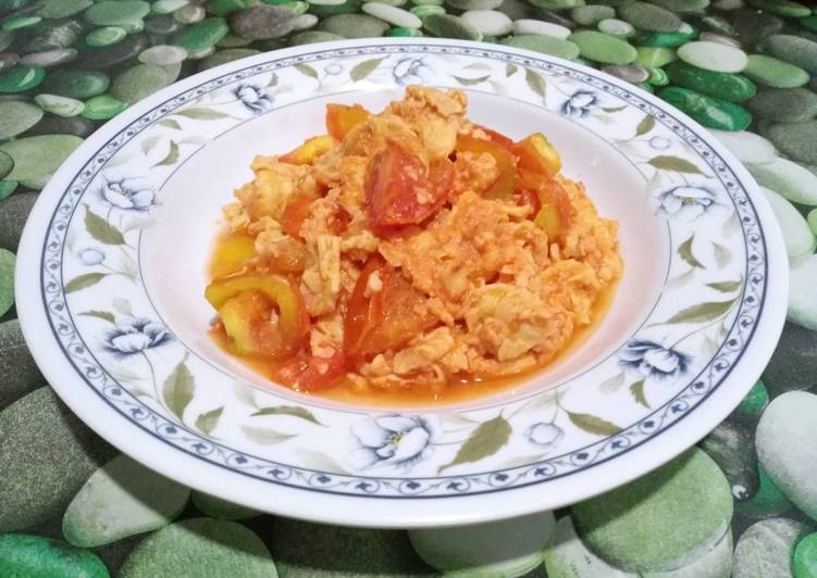 Bagaimana Menyiapkan Tomato with scrambled egg Anti Gagal