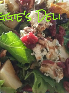 Una foto de Ensalada verde con pera, nuez