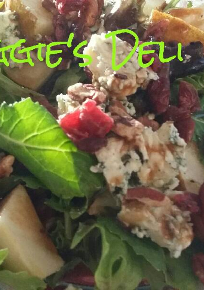 Una foto de Ensalada verde con pera, nuez