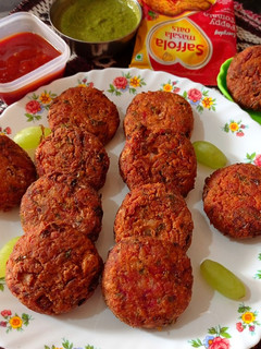 लेफ्टओवर छोले ओट्स वेज कटलेट (Left over chole oats veg cutlet recipe in Hindi) रेसिपी मुख्य फोटो