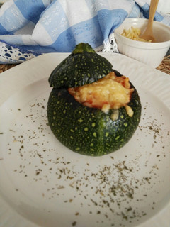 Una foto de Calabacín luna relleno de tomate y soja texturizada