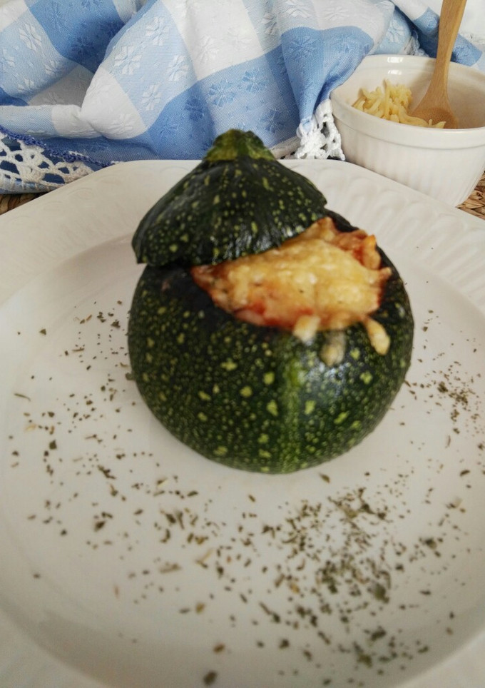 Una foto de Calabacín luna relleno de tomate y soja texturizada