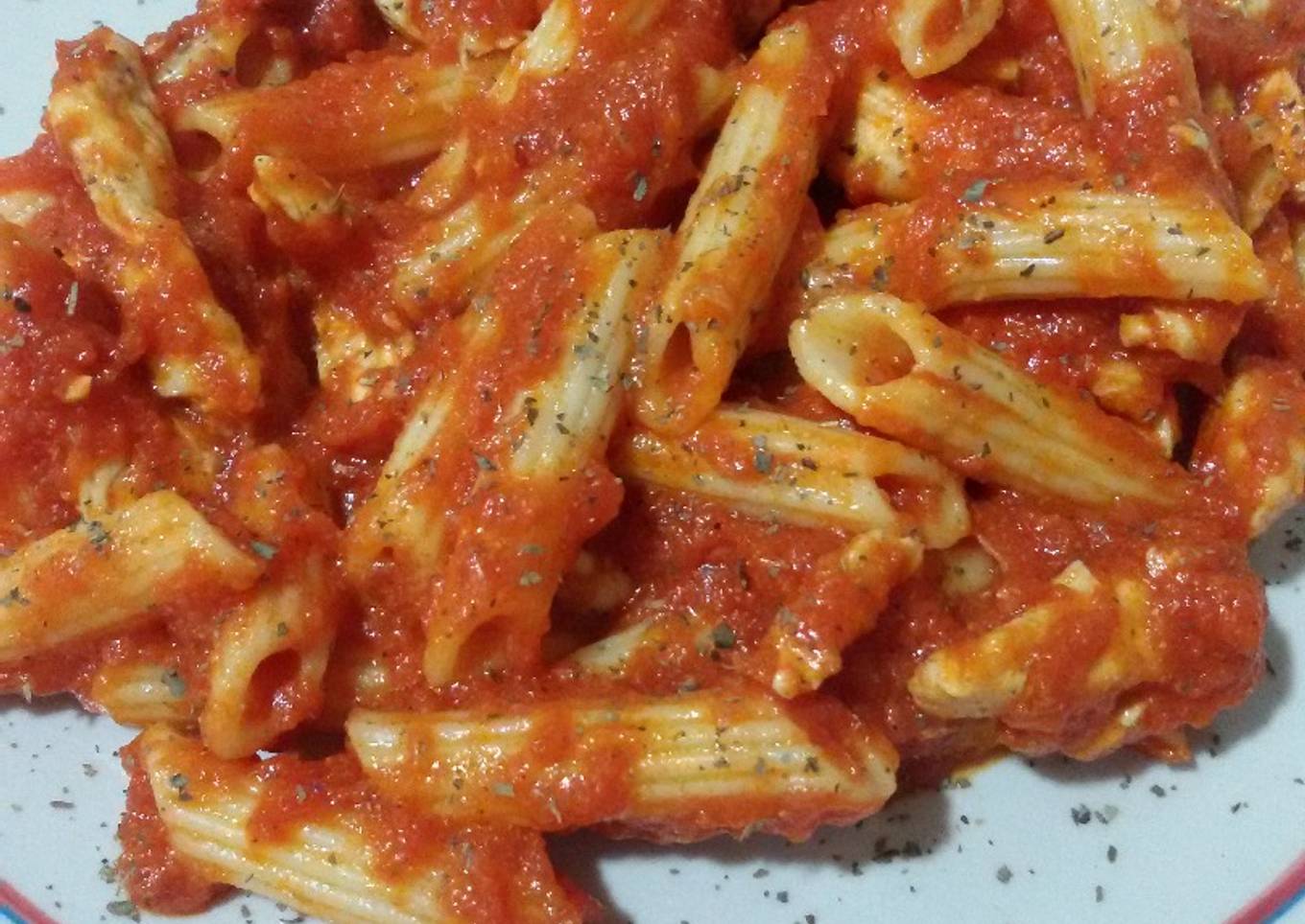 Macarrones con salsa picante de pollo y tomate con thermomix