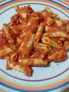 Una foto de Macarrones con salsa picante de pollo y tomate con thermomix