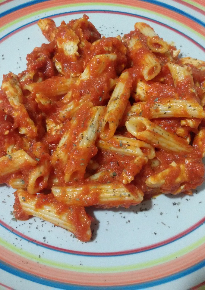 Una foto de Macarrones con salsa picante de pollo y tomate con thermomix
