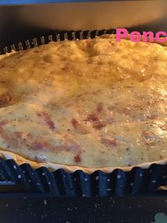 Una foto de Quiche de atún y bacon ahumado, en molde perforado