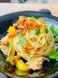 Spaghetti di riso al salmone