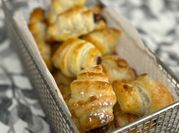Una foto de croissant relleno