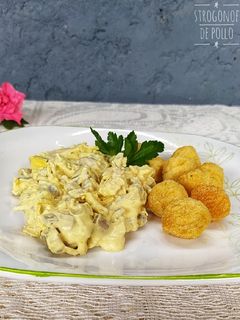 Una foto de Strogonof de pollo