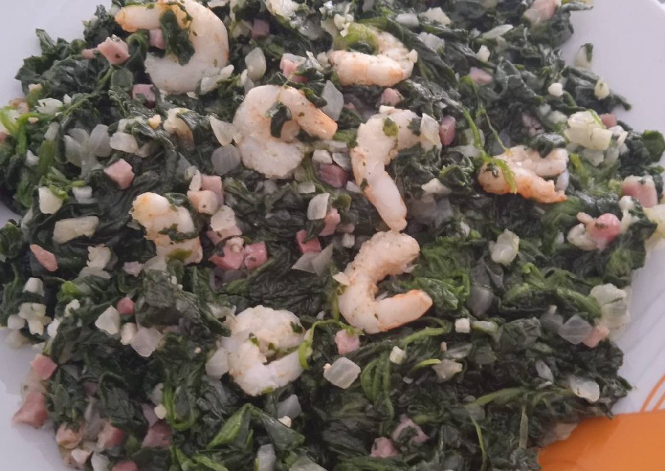 Espinacas salteadas con jamón y gambas