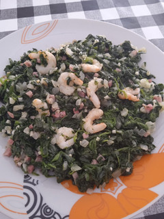 Una foto de Espinacas salteadas con jamón y gambas