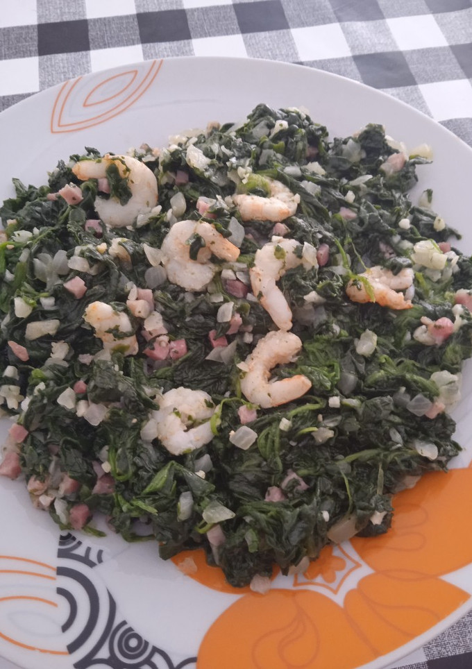 Una foto de Espinacas salteadas con jamón y gambas