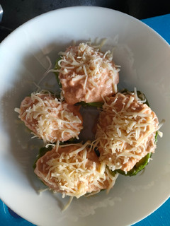 Una foto de Aguacates rellenos de atún y huevo