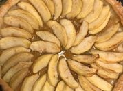 Una foto de torta de manzana sin harina