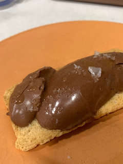 Una foto de Pan con chocolate, aceite y sal