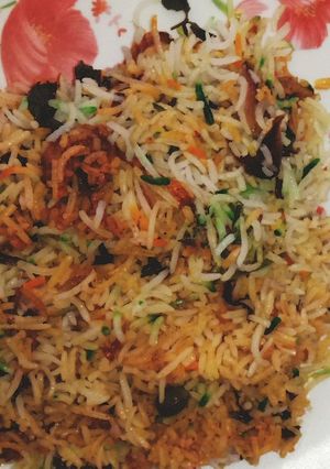 कोळंबी बिर्याणी (kolambi biryani recipe in marathi) रेसिपी चे मुख्य फोटो 