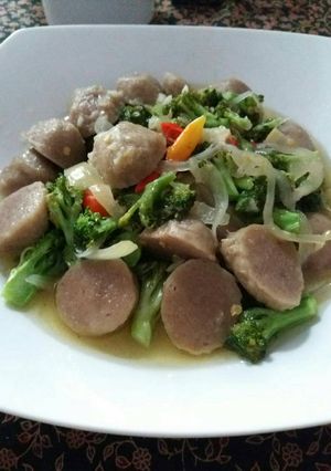 Foto resep Tumis brokoli baso simple