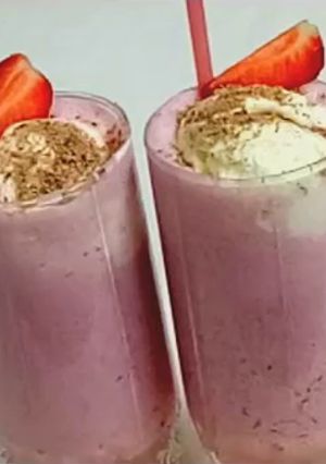 स्ट्रॉबेरी मिल्कशेक- Strawberry Milkshake recipe in Hindi ) रेसिपी मुख्य फोटो
