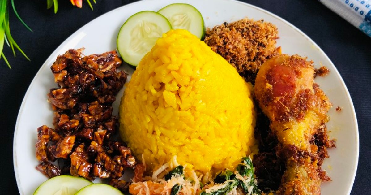 Nasi kuning, ayam goreng lengkuas, urap sayur, sambal, dan kerupuk