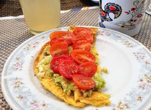 Una foto de Loncha de huevos con aguacate
