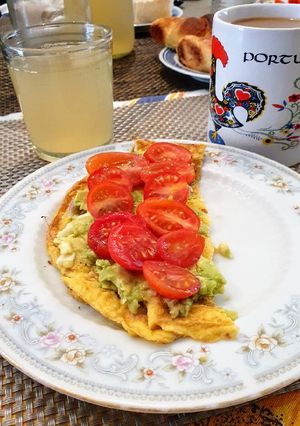 Una foto de Loncha de huevos con aguacate