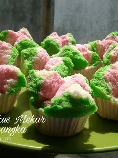 Foto resep Bolu Kukus Mekar Semangka (antigagal, praktis, dan ngakak)
