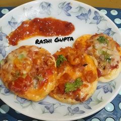 A picture of Cheese masala uttapam.