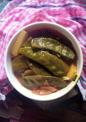 সিম নতুন আলু বেগুনের তরকারি(sim notun aloo beguner tarkari recipe in Bengali) রেসিপির প্রধান ছবি
