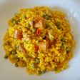 Arroz con pollo, salchichas y verdura