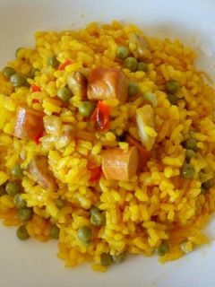 Una foto de Arroz con pollo, salchichas y verdura