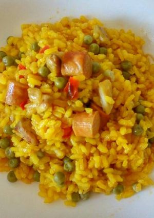 Una foto de Arroz con pollo, salchichas y verdura