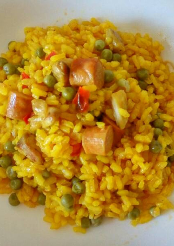Una foto de Arroz con pollo, salchichas y verdura