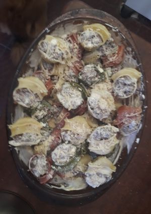 Una foto de Pasta italiana de colores caracoles rellenos #hoypasta