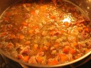 Una foto de sopa de codito