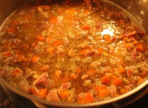 Una foto de Sopa de arvejas pal yugo mañana para la cena laboral de los trocua