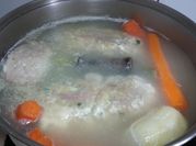 Una foto de espinazo de cerdo en caldo