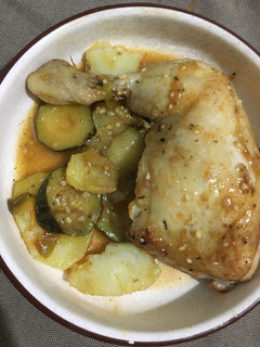 Una foto de Pollo al limón con calabacines y patatas