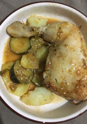 Una foto de Pollo al limón con calabacines y patatas