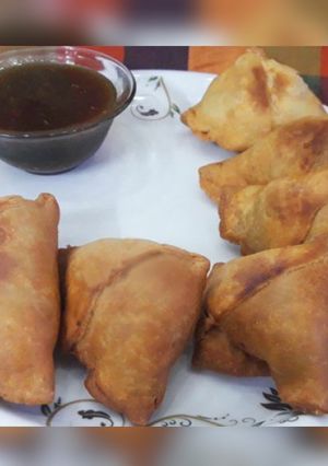 चिकन समोसा (chicken samosa recipe in Hindi) रेसिपी मुख्य फोटो