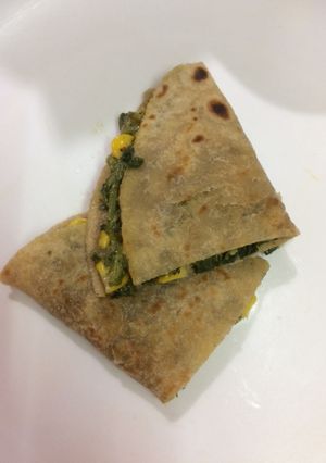 A picture of Mexican spinach corn and cheese quesadilla.