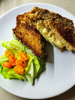 Una foto de Sándwich de ensalada de huevo 🥚🥪