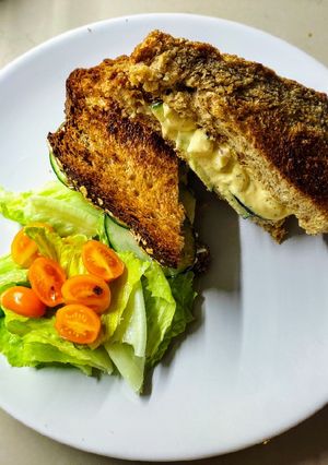 Una foto de Sándwich de ensalada de huevo 🥚🥪