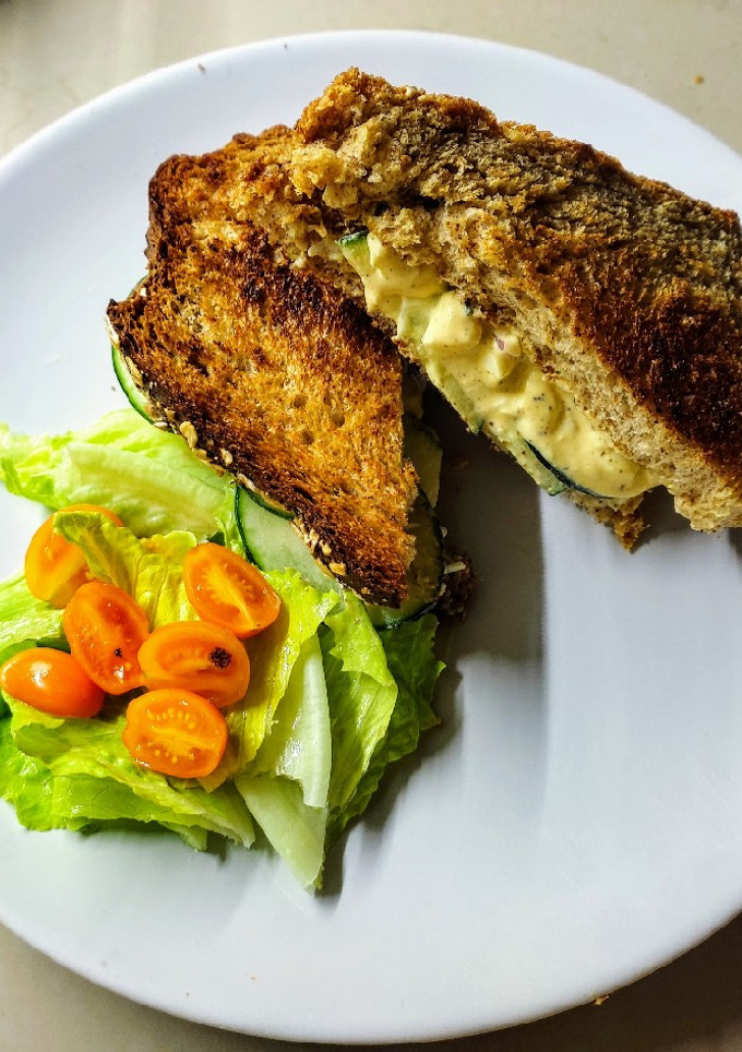 Una foto de Sándwich de ensalada de huevo 🥚🥪