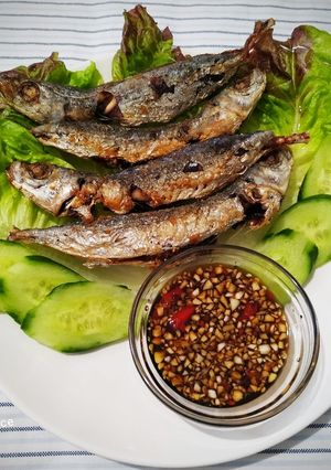 Hình của món Cá nục chiên chấm nước tương tỏi ớt.