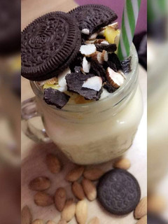A picture of Oreo banana smoothie.
