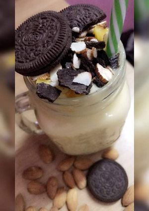 A picture of Oreo banana smoothie.